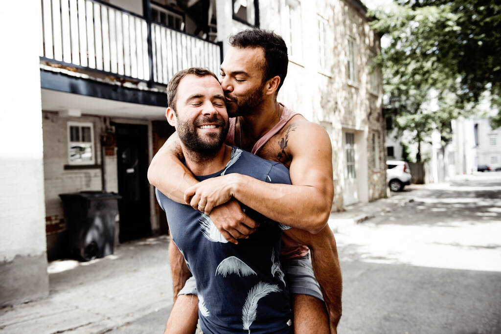 Portrét šťastného homosexuálního páru venku v městském prostředí - Fotografie, Obrázek