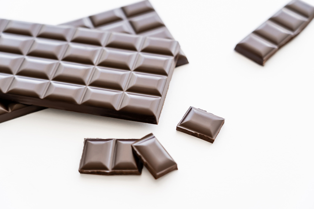 Vista de alto ângulo de chocolate escuro no fundo branco  - Foto, Imagem