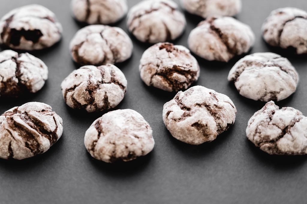 Vue rapprochée de délicieux biscuits avec sucre en poudre sur fond noir  - Photo, image