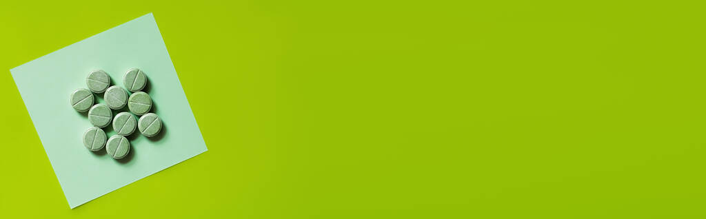 ylhäältä näkymä pyöreä muoto pillereitä paperille huomata vihreä, banneri - Valokuva, kuva