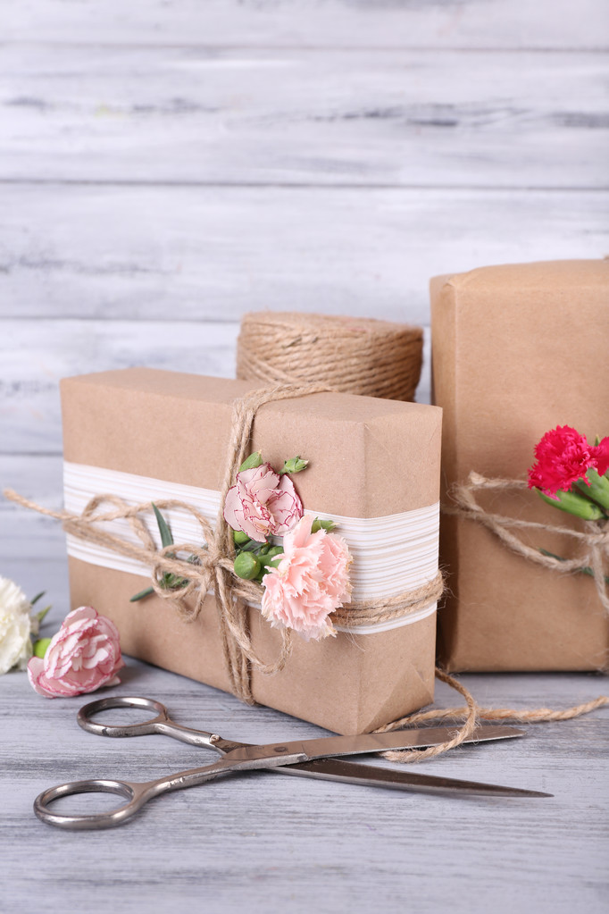 Hermosos regalos con flores y cuerda decorativa
 - Foto, imagen