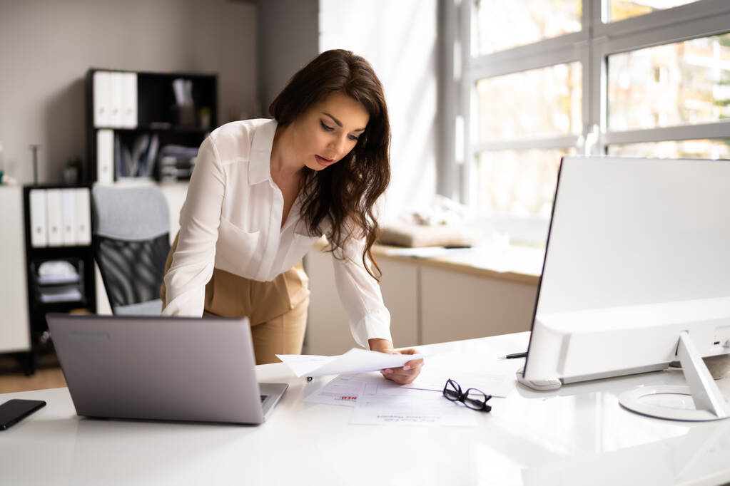 Kirjanpitäjä nainen käyttää Office Computer Laskun laskemiseksi - Valokuva, kuva