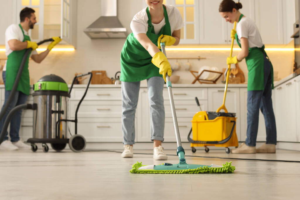 Επαγγελματίες καθαριστές που δουλεύουν στην κουζίνα, κοντά. Υπηρεσία καθαρισμού - Φωτογραφία, εικόνα