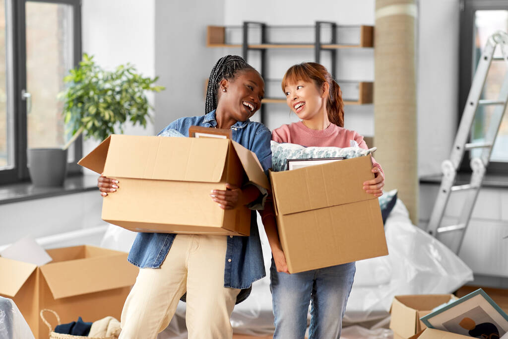 женщины с коробками переезжают в новый дом - Фото, изображение