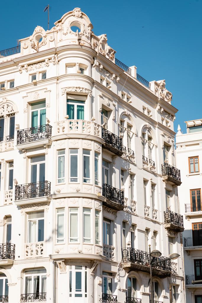 белое здание с лепниной в Валенсии, Испания - Фото, изображение