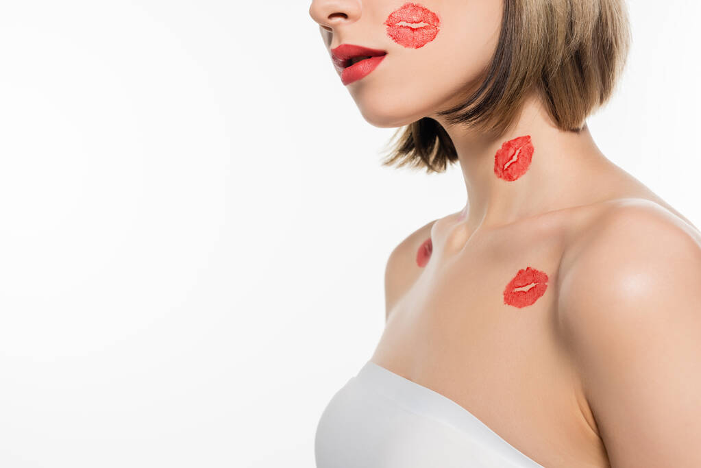 Rote Kussabdrücke auf den Wangen und Körper der abgeschnittenen Frau isoliert auf weißem Grund - Foto, Bild