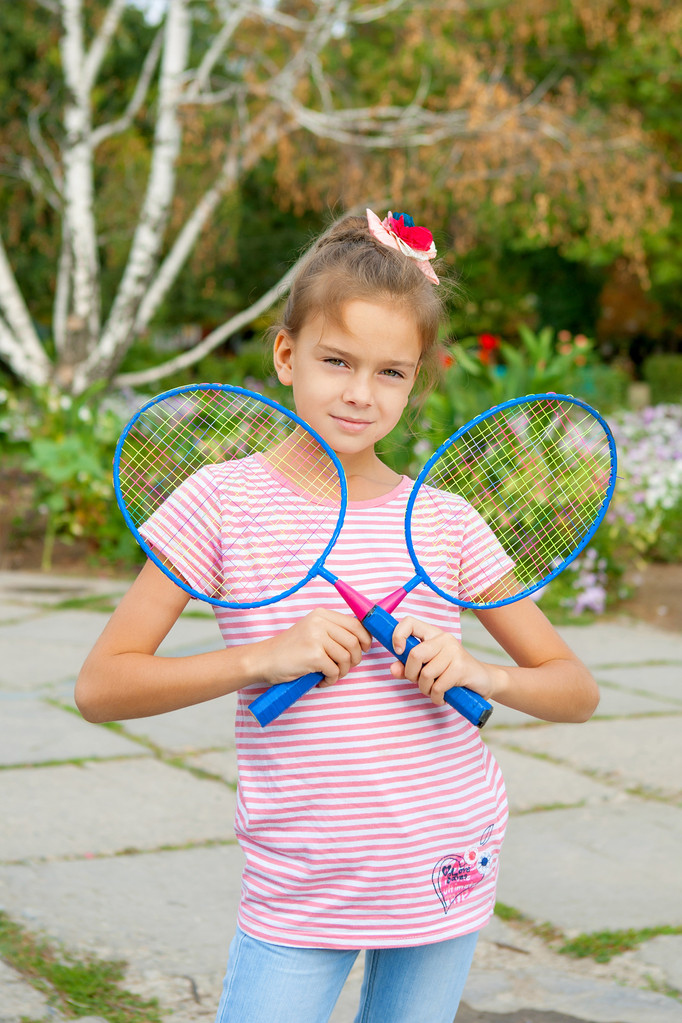 leuk meisje met racket buitenshuis - Foto, afbeelding
