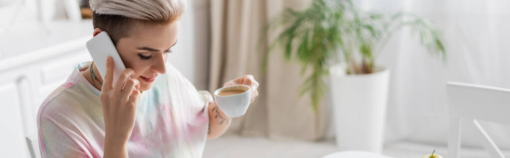 giovane donna con tazza di caffè che parla sullo smartphone al mattino, banner - Foto, immagini