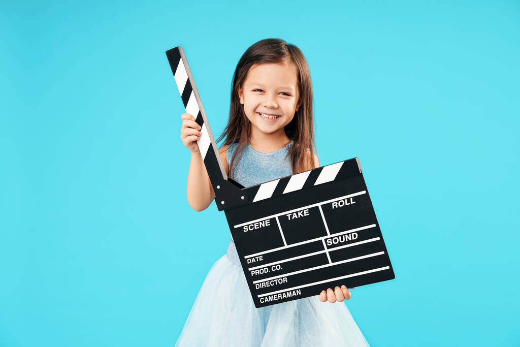 Piękny uśmiech mała dziewczynka gospodarstwa reżyserzy film slateboard - Zdjęcie, obraz
