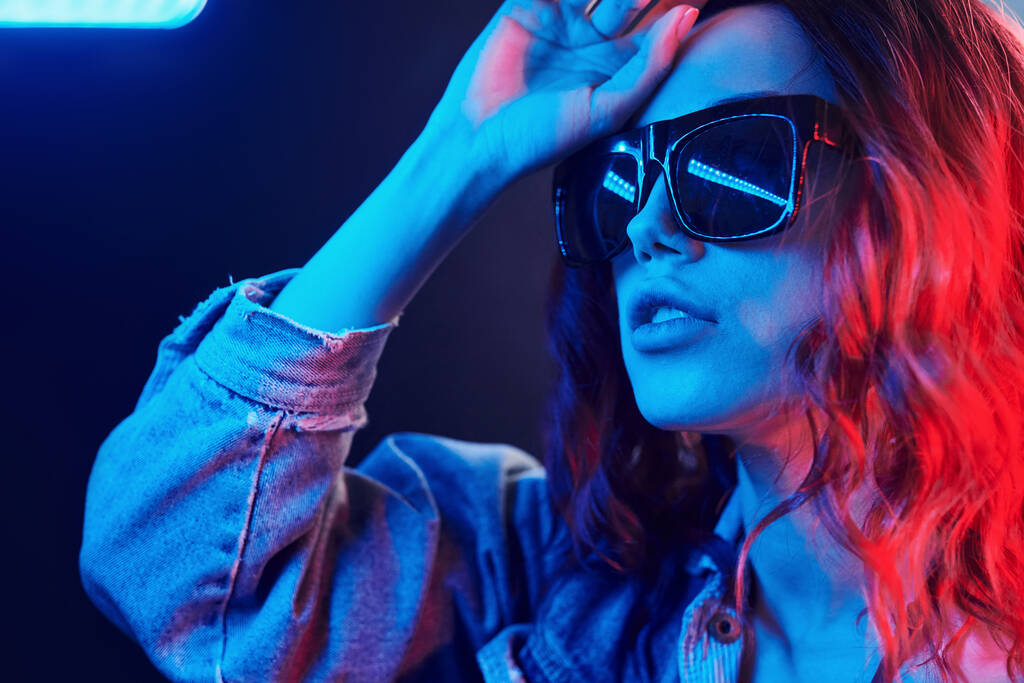 Muotokuva nuori tyttö aurinkolasit punainen ja sininen neon studiossa. - Valokuva, kuva