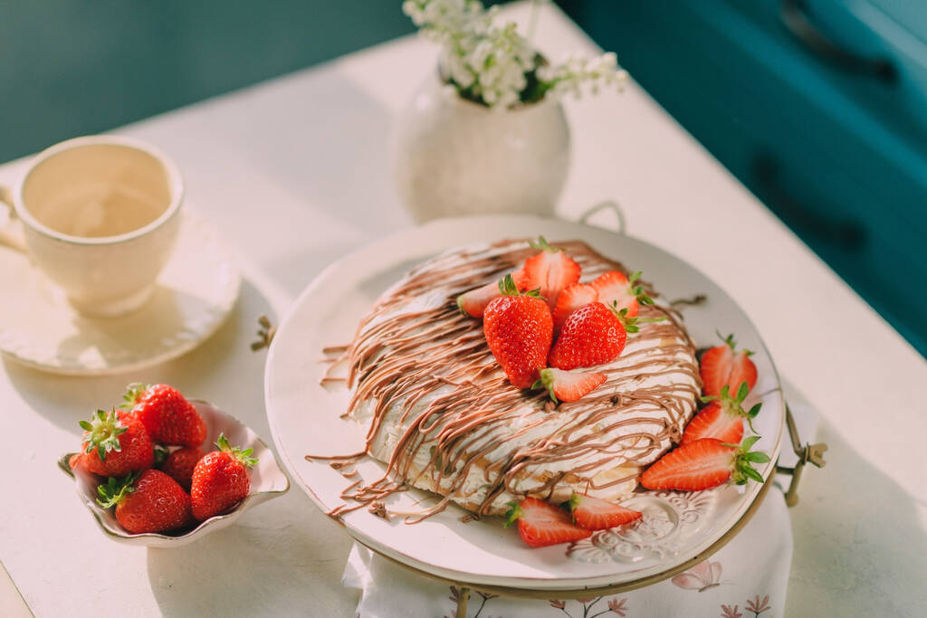 birthday cake with cream, strawberries and chocolate - Foto, imagen