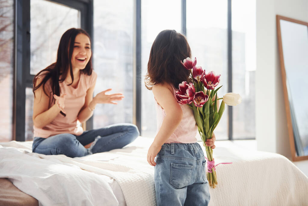 Daughter congratulates mother with holiday and gives bouquet of flowers. - Foto, Imagem