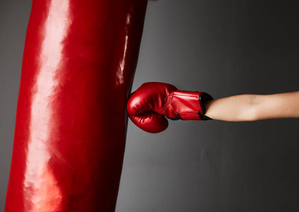 Бей сильнее и бей быстрее. Обрезанный снимок неузнаваемой молодой женщины-боксера, тренирующейся в спортзале. - Фото, изображение