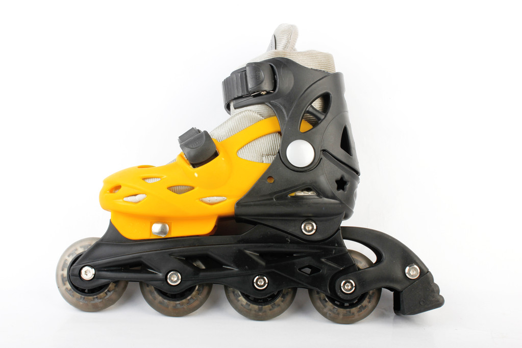 Geel & zwart gekleurde rolschaatsen geïsoleerd op wit - Foto, afbeelding