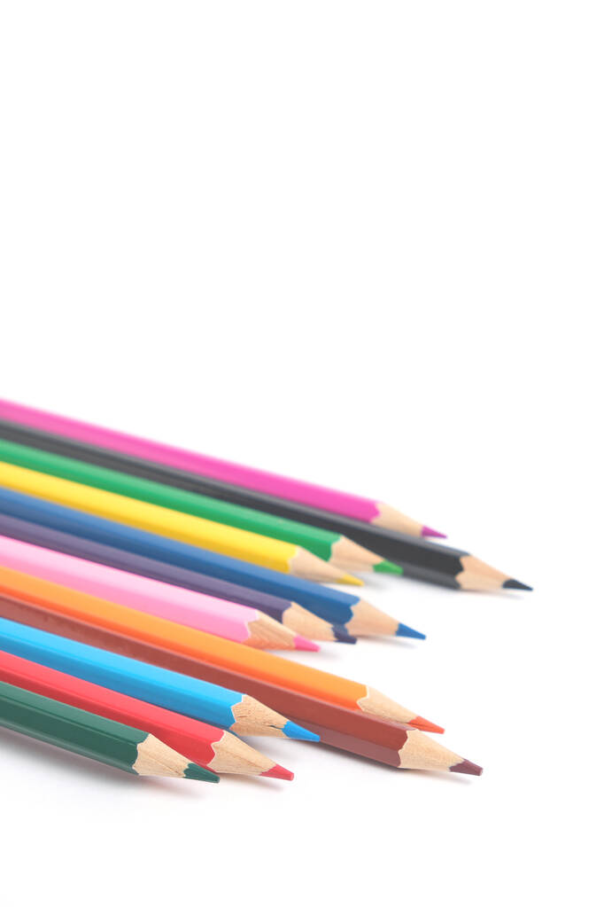 set van gekleurde potloden op witte achtergrond - Foto, afbeelding