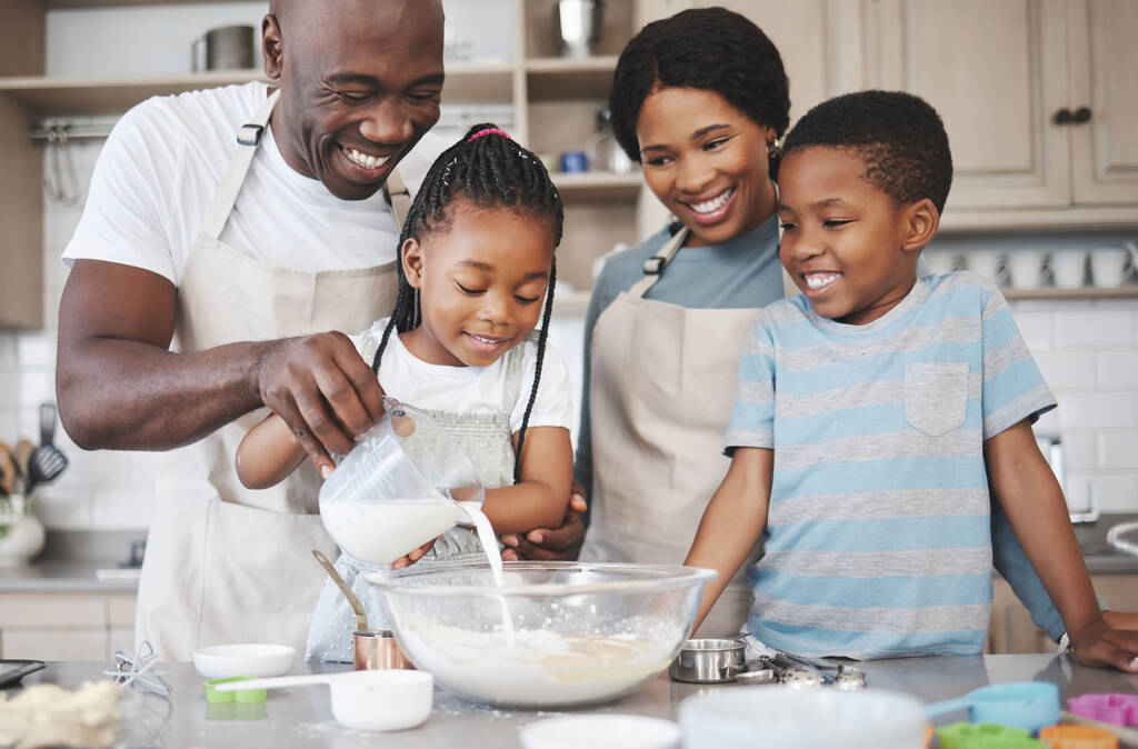 De band die je echte familie verbindt is liefde. Shot van een familie bakken samen in de keuken. - Foto, afbeelding