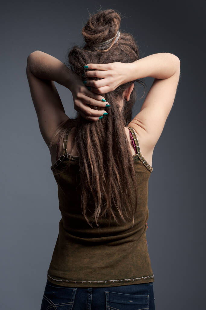 Retrato de close-up de mulher jovem, dreadlocks e visão traseira do cabelo longo - Foto, Imagem