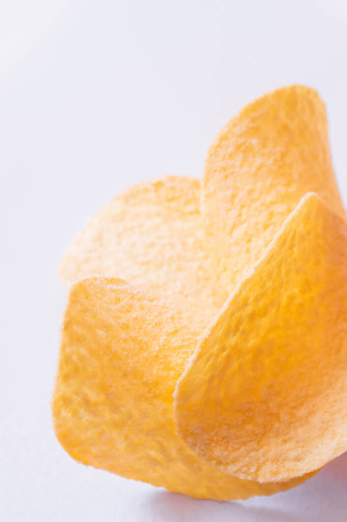 крупным планом картофельных чипсов на белом фоне  - Фото, изображение