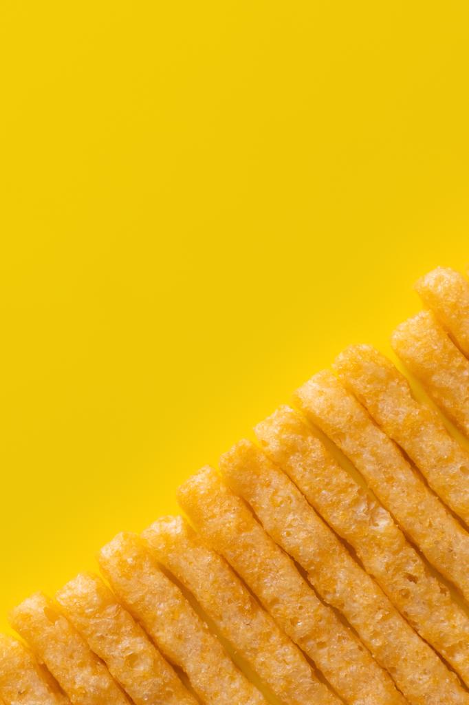 plano de sabrosas y crujientes papas fritas en amarillo - Foto, Imagen