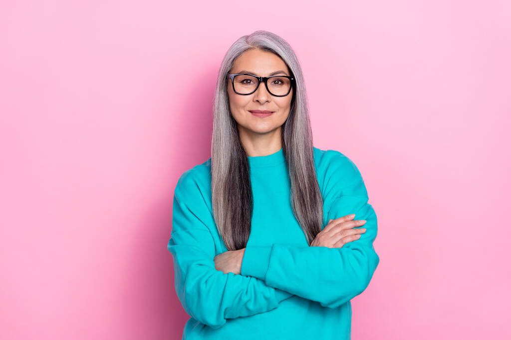 Foto di affascinante positivo pensionato donna blu maglione occhiali braccia incrociate isolato colore rosa sfondo - Foto, immagini