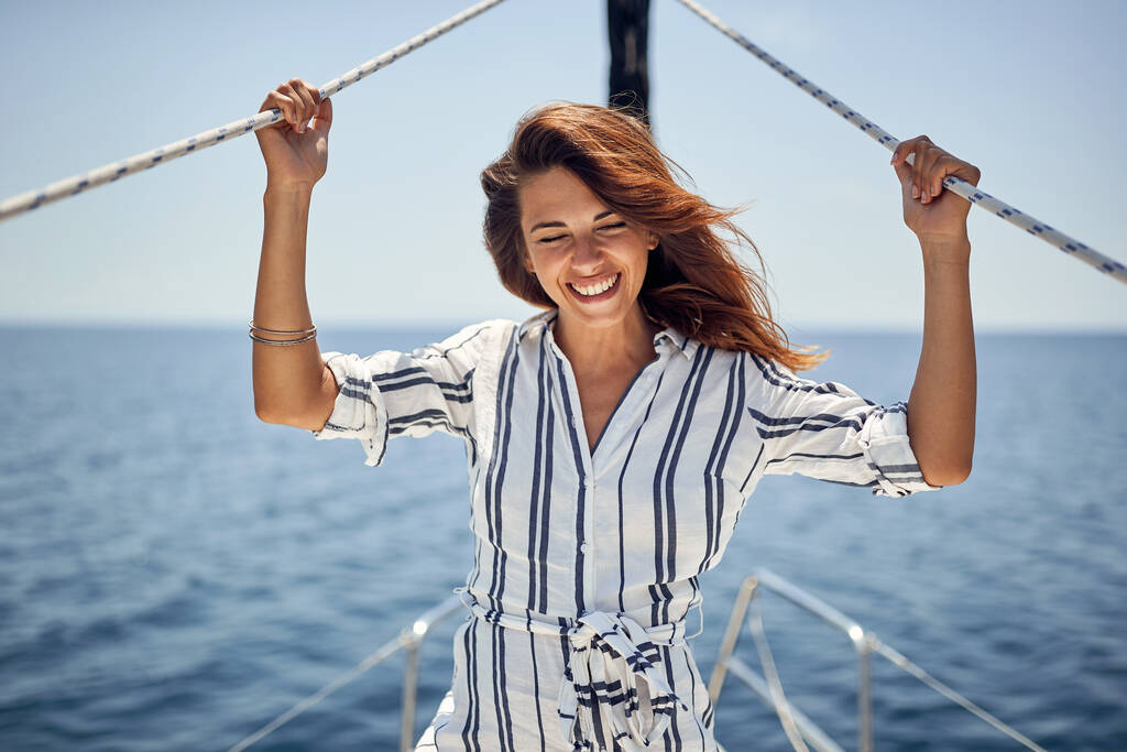 Mladá pohledná modelka si užívá jízdu na jachtě za krásného slunečného dne na moři. Léto, moře, dovolená - Fotografie, Obrázek