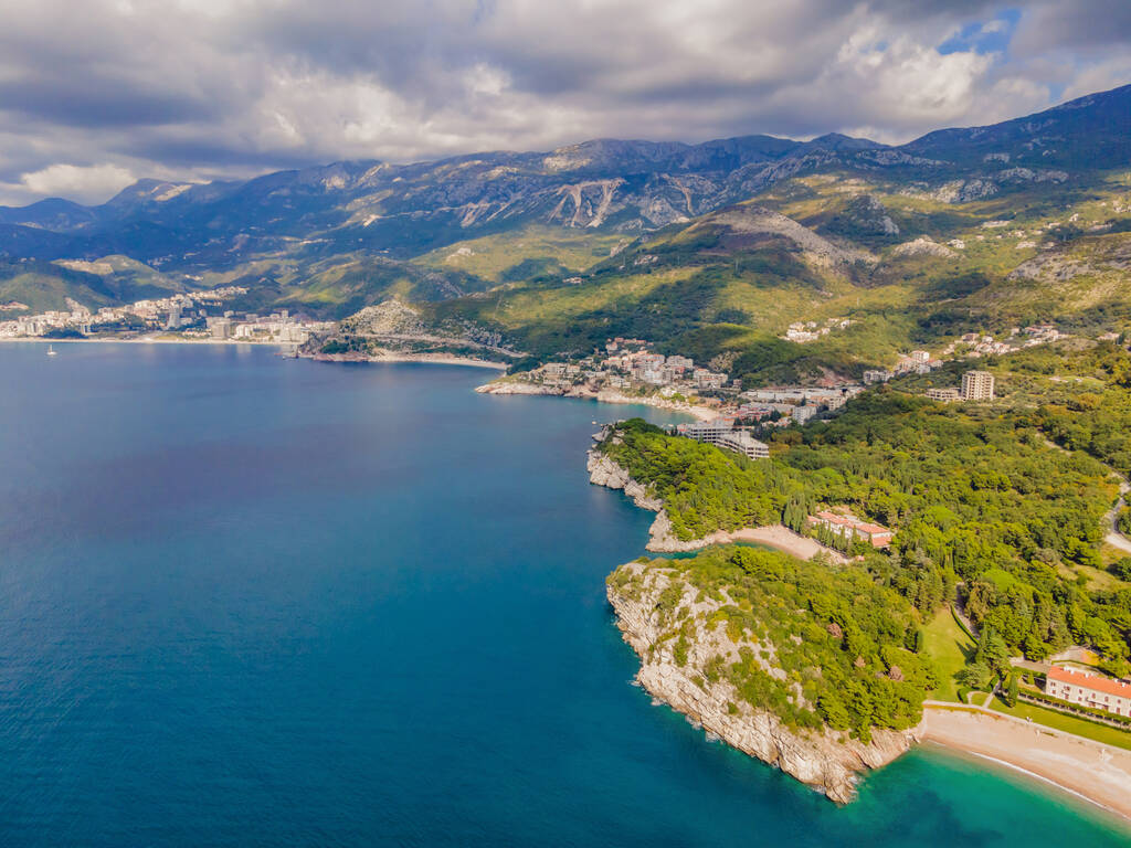 Légi kilátás tengeri hullámok és fantasztikus sziklás part, Montenegró - Fotó, kép