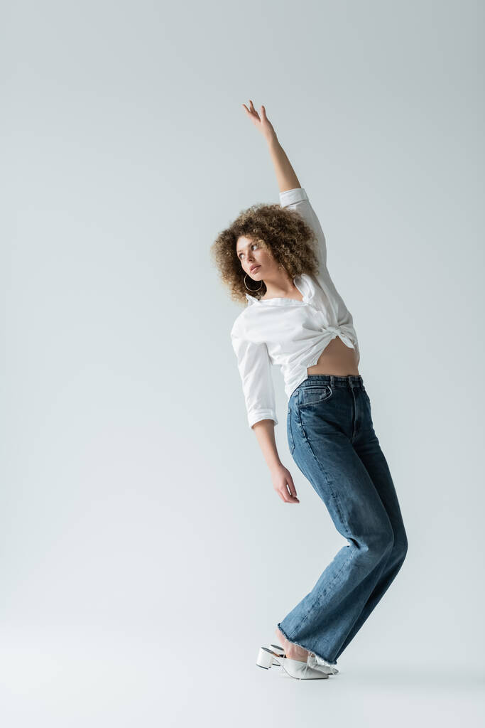 Bella donna in jeans e camicetta in posa su sfondo bianco  - Foto, immagini