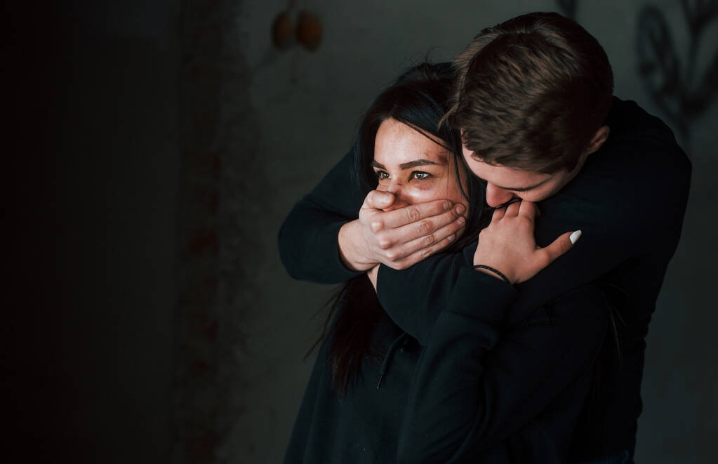 Man's hand covering her mouth. Kidnapped woman is threatened by guy. - Φωτογραφία, εικόνα