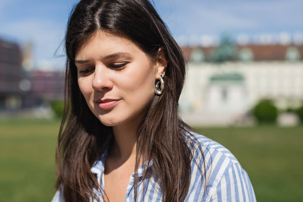 portrét brunetky ženy v obručí náušnice venku, prapor - Fotografie, Obrázek