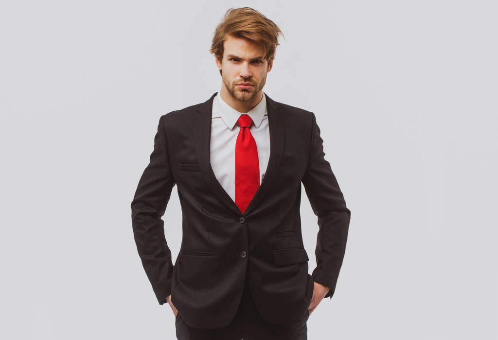 Mann im formellen Anzug mit Händen in Taschen isoliert über weißem Hintergrund. - Foto, Bild