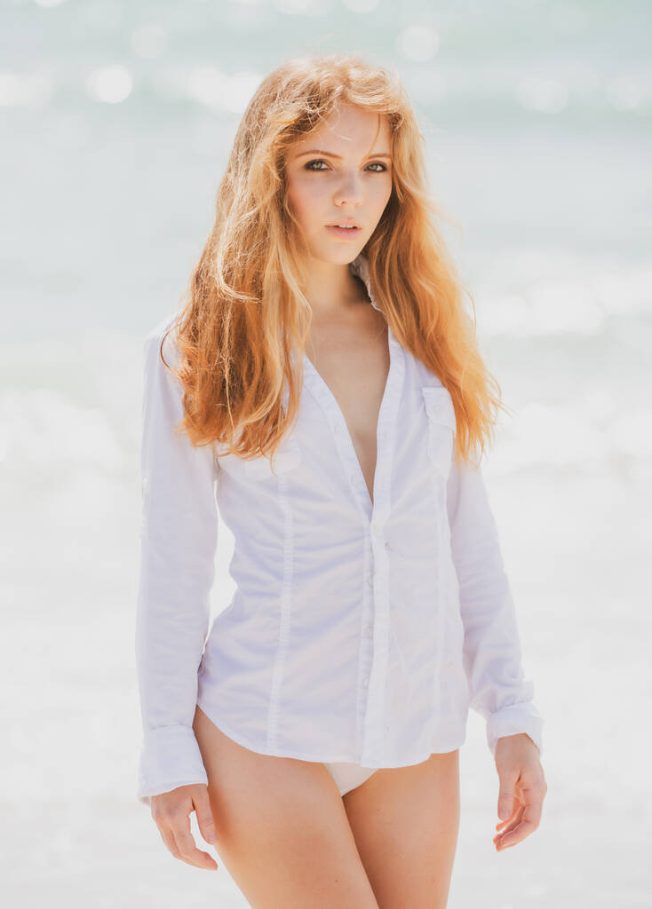 mooi jong sexy vrouw lichaam op zee strand. - Foto, afbeelding