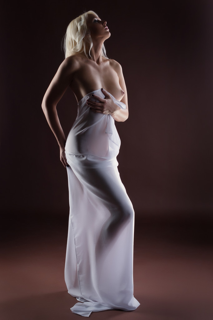 Сексуальна платинова блондинка позує гола з тканиною
 - Фото, зображення