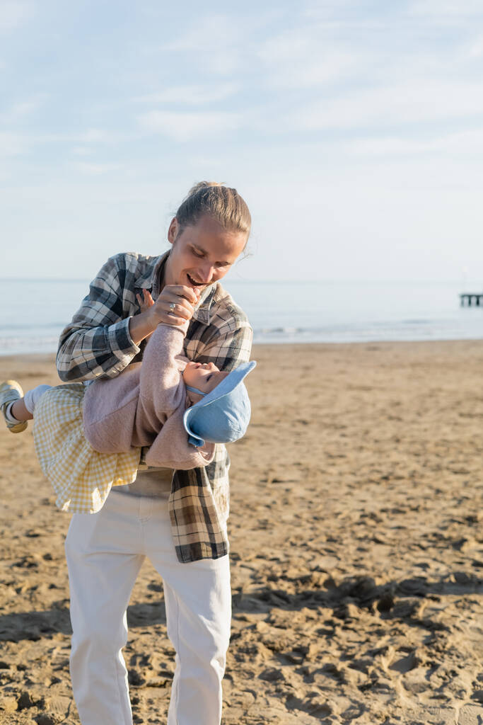 笑顔父遊びとともに赤ちゃん娘でビーチでTreviso - 写真・画像