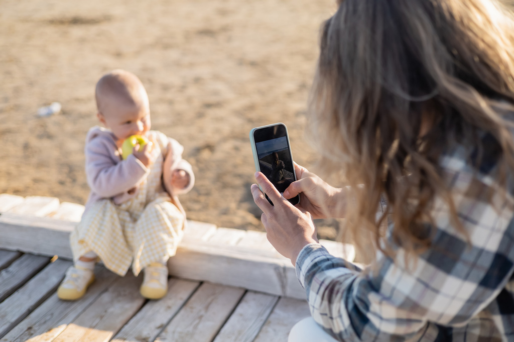 Blurred father taking photo of toddler daughter on beach in Treviso - Photo, Image
