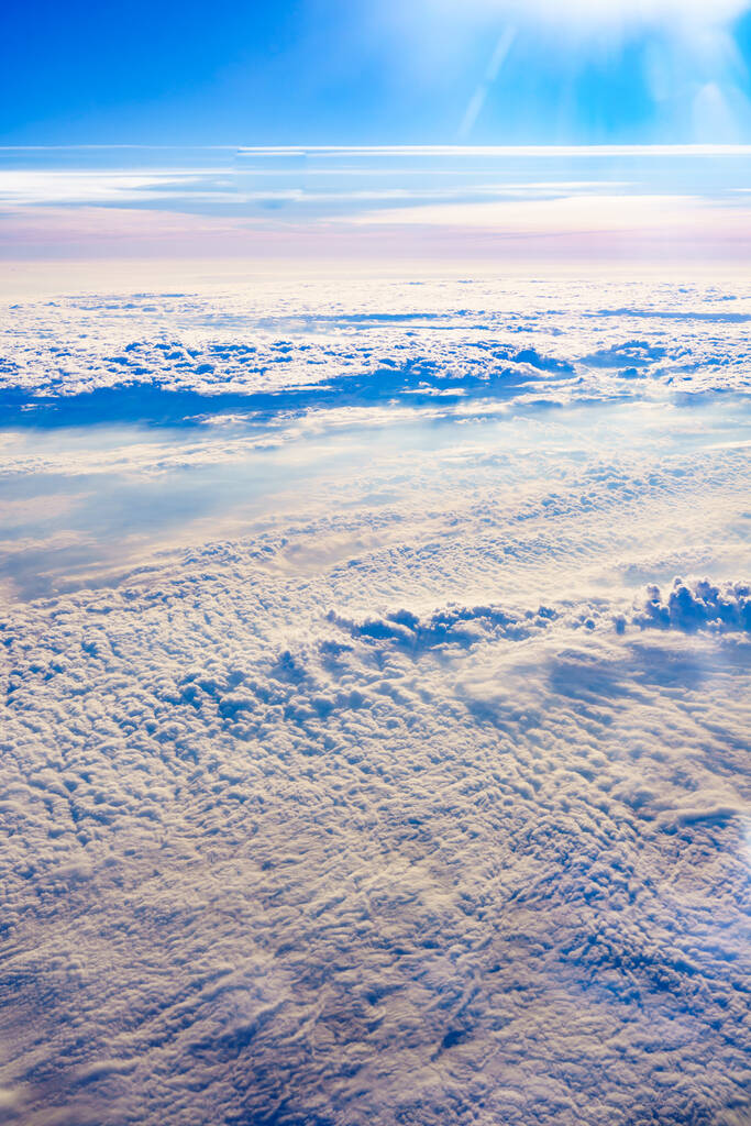 Vista dalla finestra dell'aereo alle nuvole - Foto, immagini