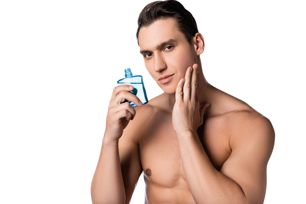 白人に単離された剃り化粧水の後に適用裸の胸を持つ男 - 写真・画像