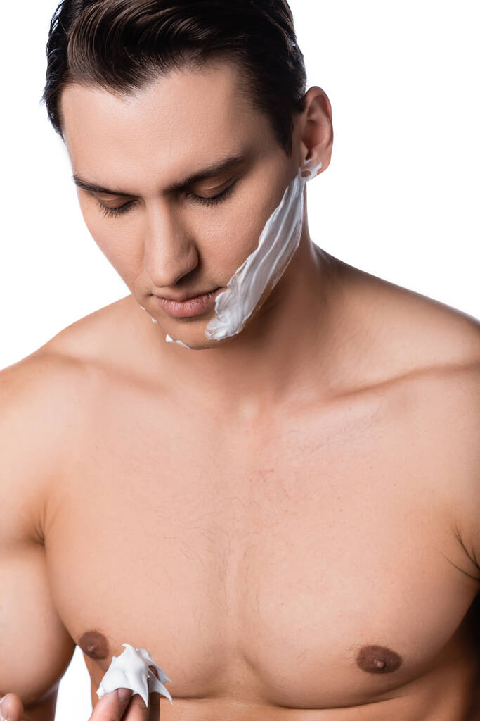 férfi meztelen mellkas és borotválkozás hab az arcon elszigetelt fehér - Fotó, kép