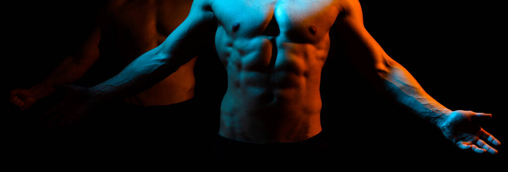 Мускулистое тело человека на черном фоне. Голое тело, обнаженный мужчина. Sexy naked torso, six pack abs. - Фото, изображение