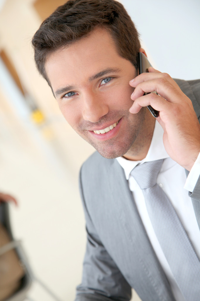 Επιχειρηματίας μιλάει στο τηλέφωνο - Φωτογραφία, εικόνα