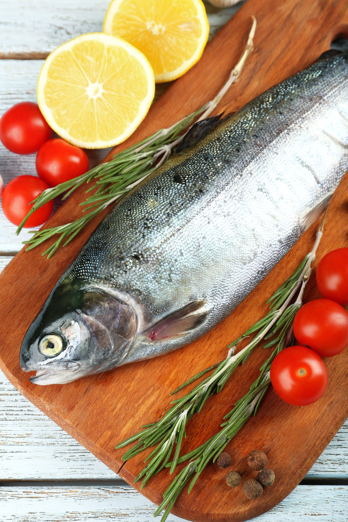 Friss, nyers hal és élelmiszer-összetevők, a táblázat - Fotó, kép