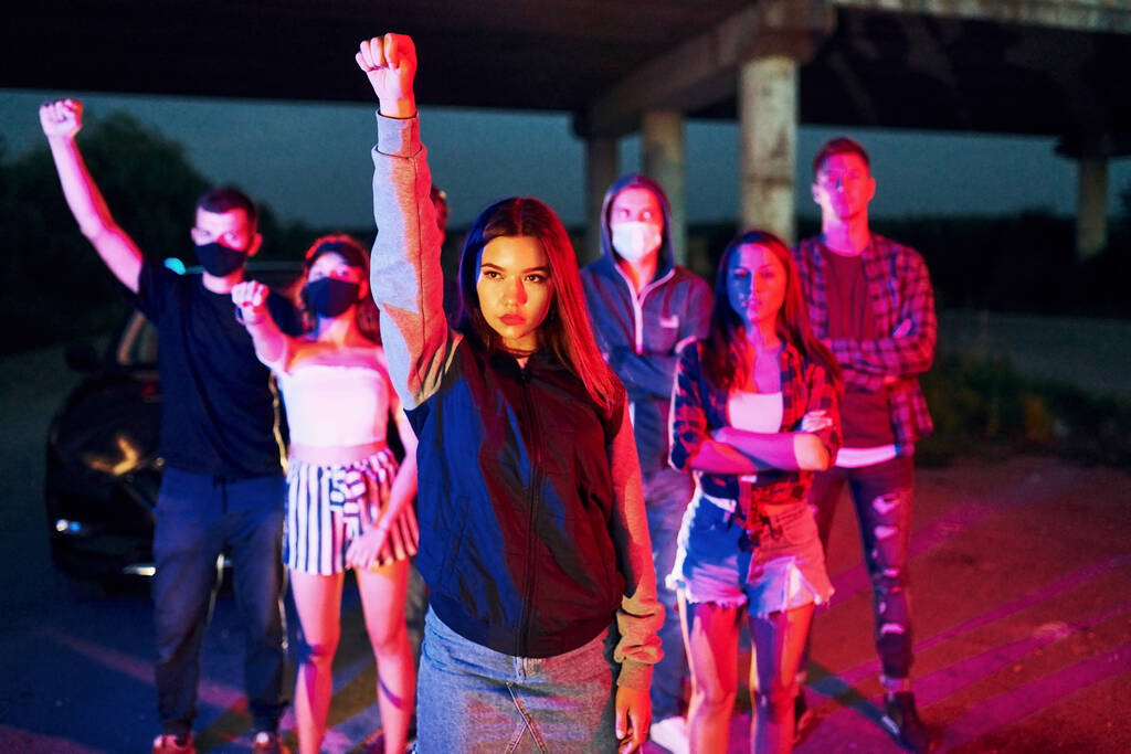 Por la noche. Un grupo de jóvenes protestando que están juntos. Activista por los derechos humanos o contra el gobierno. - Foto, imagen