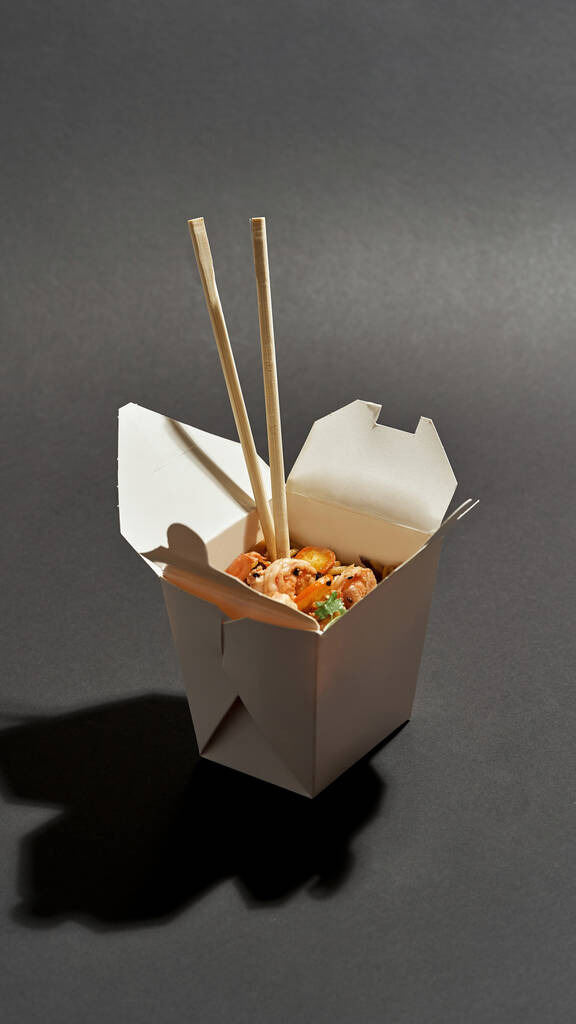Asijské nudle s krevetami a hůlkami v krabici - Fotografie, Obrázek