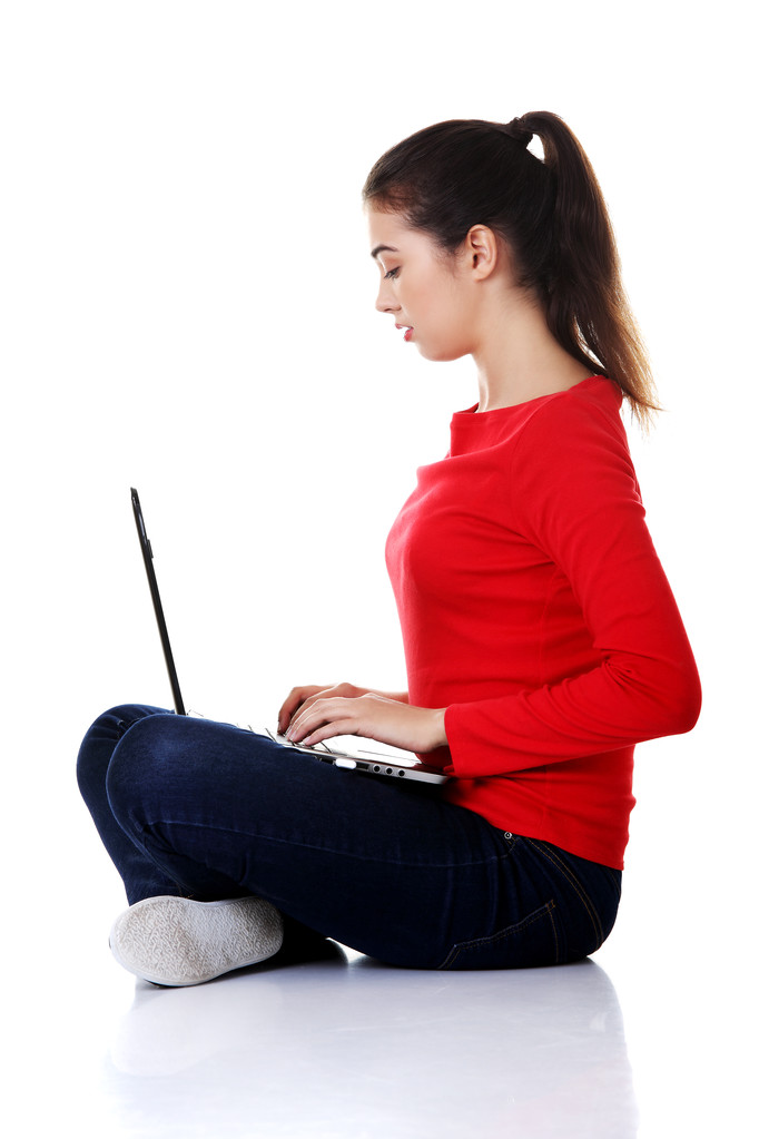 Mujer joven sentada con un portátil
 - Foto, Imagen
