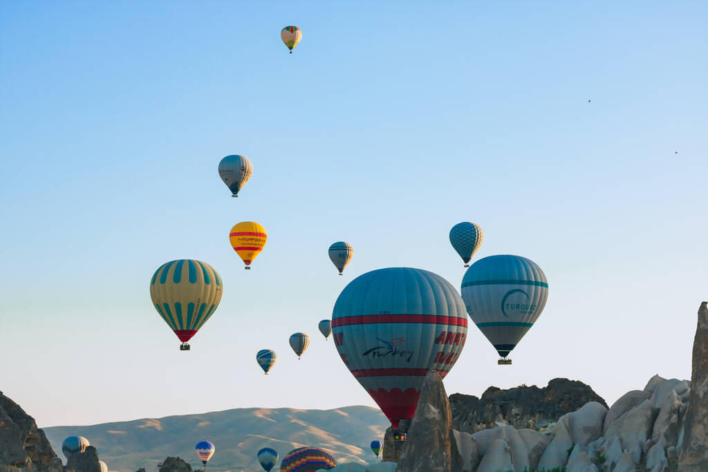 Heißluftballons am Himmel von Göreme in Kappadokien. Reise in die Türkei Hintergrundbild. Kappadokien Nevsehir Türkei - 7.2.2021 - Foto, Bild