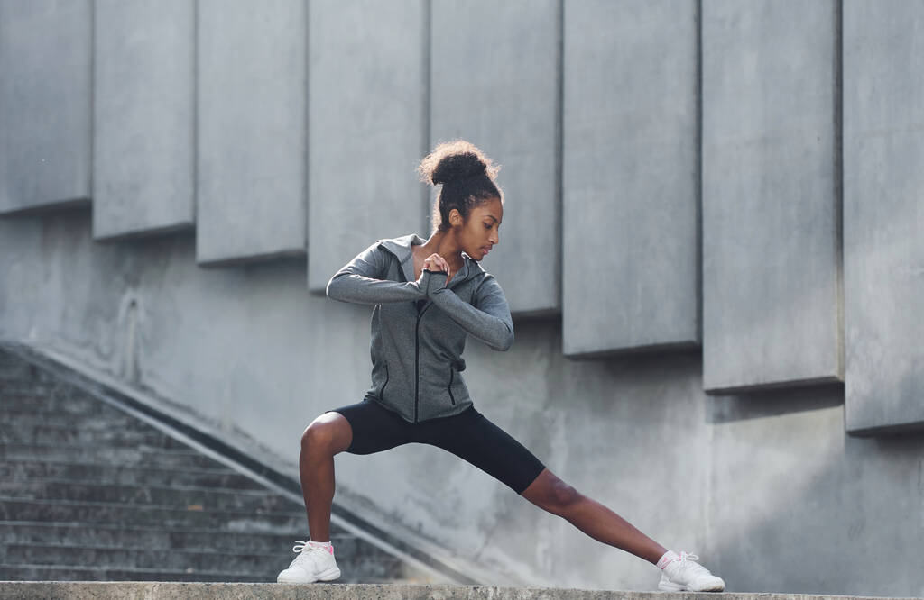 Pojetí sportu. Mladá africká americká žena ve sportovním oblečení mají cvičení venku ve dne. - Fotografie, Obrázek