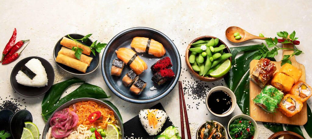 Японские продукты питания на светлом фоне. Традиционная концепция питания. Блюда и закуски действительно кухни. Вид сверху, плоский, копировальное пространство, панорама - Фото, изображение