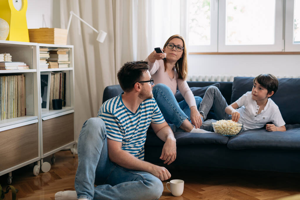 young caucasian family having great time at home watching favorite movie - Foto, Bild