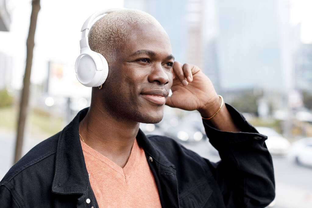 közelkép portré afro-amerikai férfi fejhallgató szabadban  - Fotó, kép