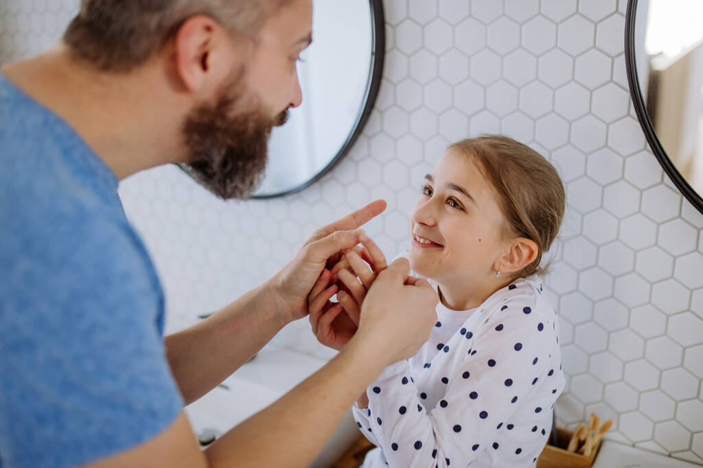 Father having fun with his little daughter in bathroom. - Photo, Image