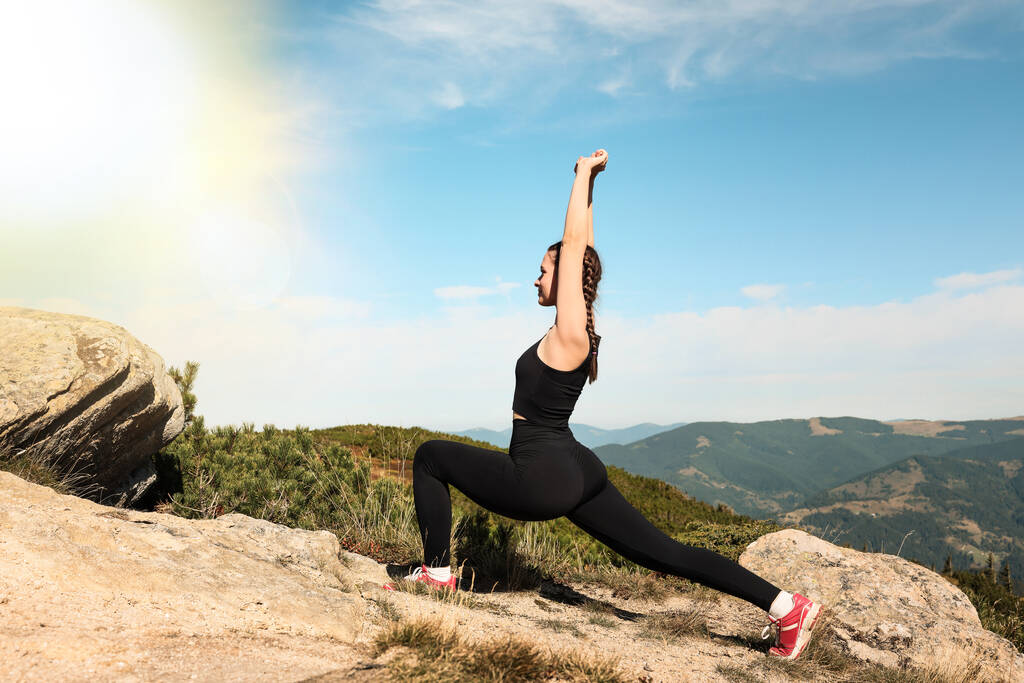 Красива молода жінка практикує йогу в горах в сонячний ранок
 - Фото, зображення
